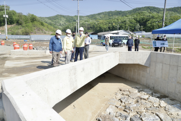 박상돈 시장, 옷갓골 소하천 재해복구사업 현장 점검 모습