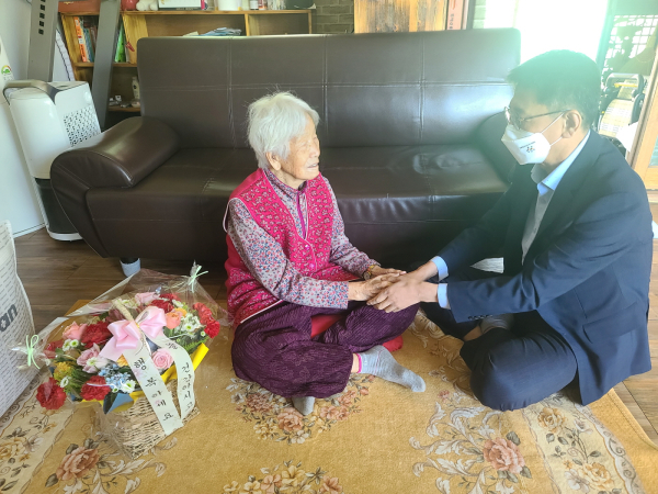 이태규 부시장이 장수 축하 인사를 드리는 장면