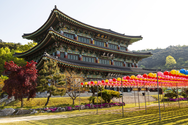 서산 서광사 대웅전 앞에 설치된 연등 모습