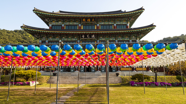 서산 서광사 대웅전 앞에 설치된 연등 모습