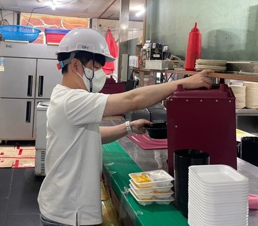 관내 배달앱 등록업체에서 음식 배달을 준비하고 있다.