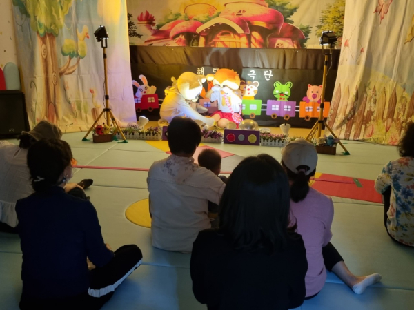 대전서구 행복문화공간사랑愛, 어린이날 무료 인형극 공연 장면