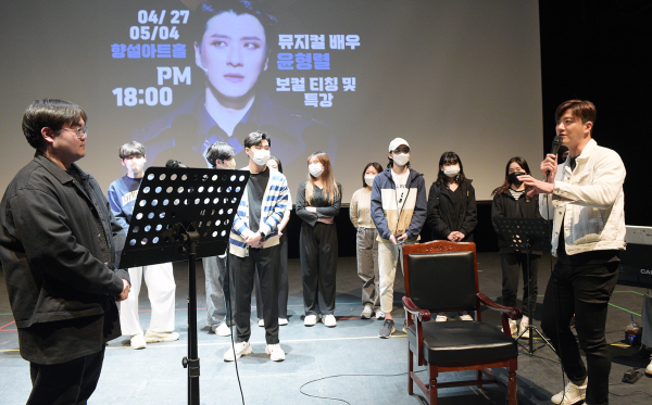 윤형렬 배우의 보컬트레이닝 장면