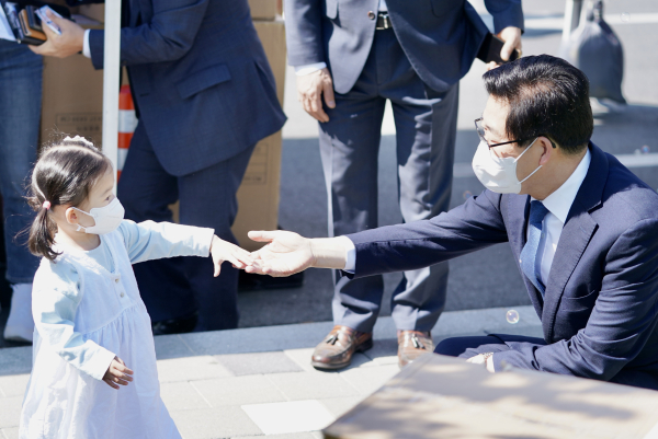 어린이와 대화를 나누는 양승조 충남도지사 후보