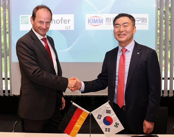 한국기계연구원 박상진 원장(오른쪽)이 독일 프라운호퍼 ILT 연구소 콘스탄틴 하프너(Constantin Hafner) 소장(왼쪽)과 MoU를 체결했다.