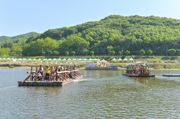 공주 석장리 구석기축제- 뗏목체험 프로그램 참가 모습