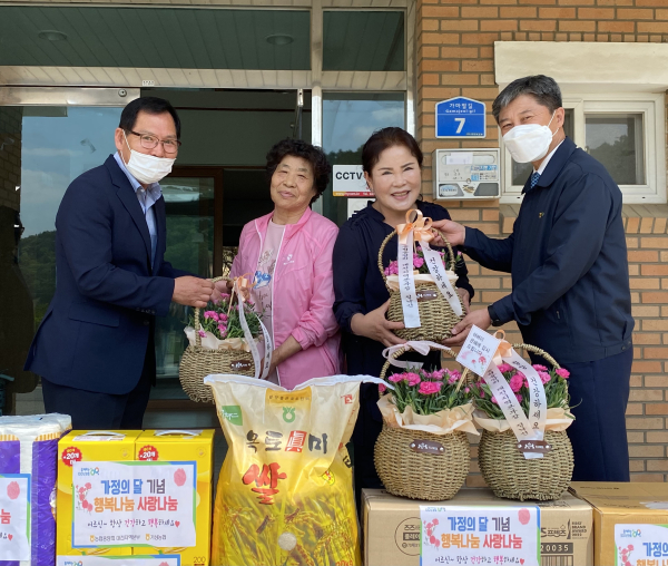 어버이날 맞아 카네이션 및 생필품 등 전달