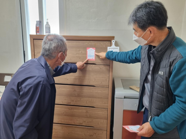 천안시는 독거노인 가정에 안심스티커를 부착하고 응급상황 신고 방법을 안내했다.