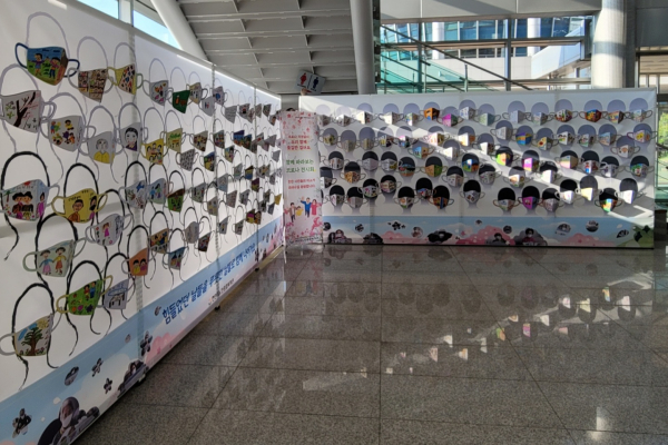 '함께 바라보는 코로나 전시회’ 모습 (마스크 전시회)