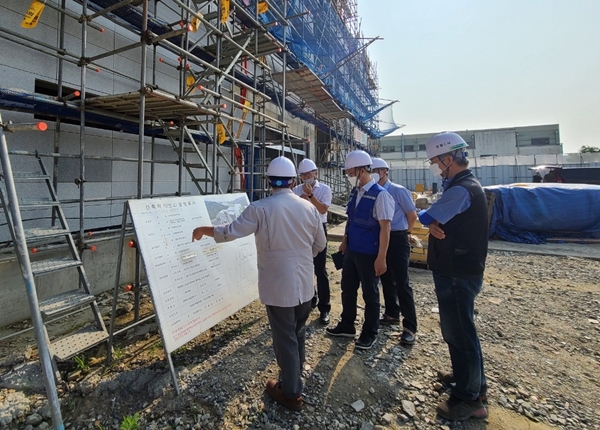 한국원자력연구원 박원석 원장(왼쪽 두 번째)이 원내 공사현장의 안전관리 상황을 점검하고 있다.