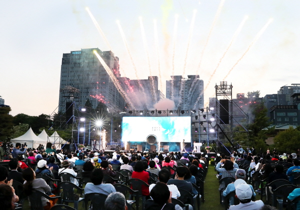 지난 6일 계룡스파텔 광장에서 2022 유성온천문화축제 개막식을 알리는 축포가 터지고 있다