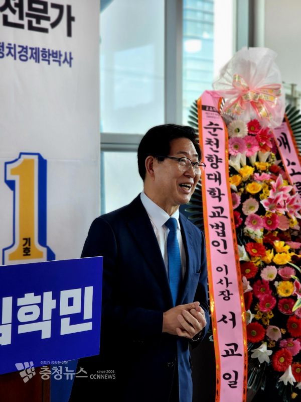 양승조 더불어민주당 충남도지사 예비후보가 김학민 예산군수 예비후보 선거사모소 개소식에 참석해 축사를 하고 있다./이성엽  기자