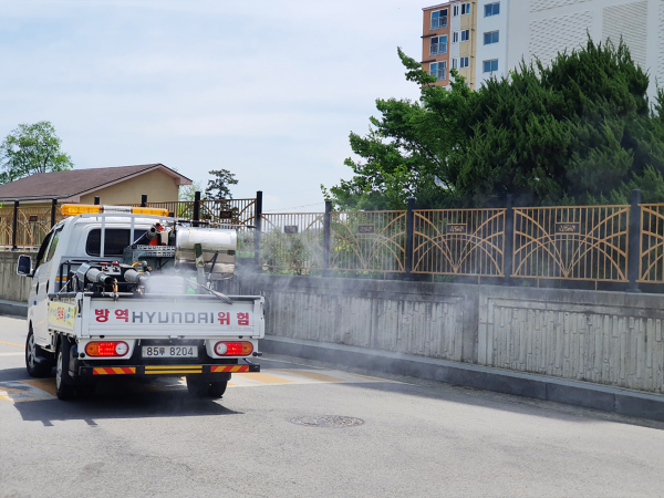 연무소독차가 지난 9일 꿈에그린아파트 일대를 연무소독하는 모습