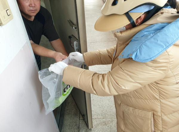 1인가구에 밀키트를 배송하는 장면