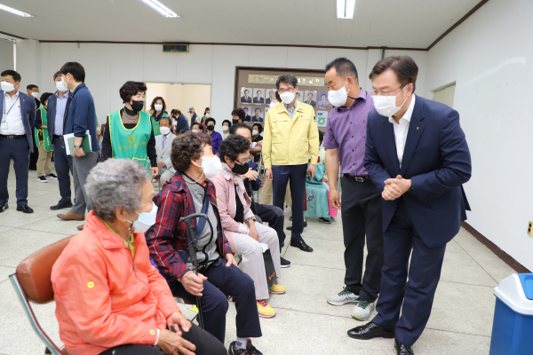 이종욱 충남세종농협본부장(오른쪽)과 임권영 광석농협조합장(오른쪽 두 번째)이 농업인행복버스 장수사진 촬영을 기다리고 농업인들에게 인사하고 있다.