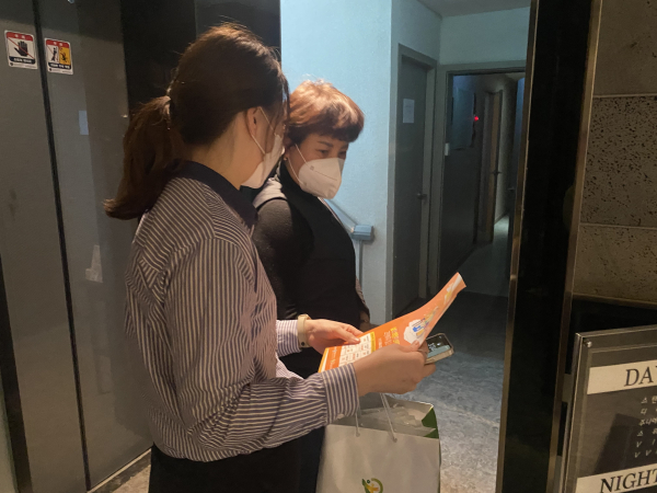 숙박업소를 찾아 자살예방 홍보물 게시를 요청하는 중구청 공무원