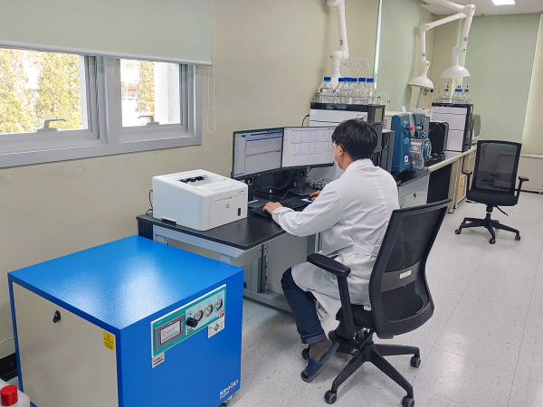 농촌지도사가 농업환경분석센터에서 농산물 잔류농약을 분석하는 모습