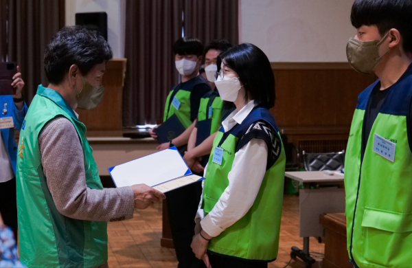 백혜경씨가 대전시새마을회 양용모 회장에게 위촉장을 수여받고 있다