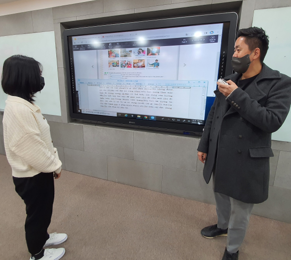 원은석 교수(오른쪽)가 음성번역기를 사용해 한 베트남 유학생에게 질문을 하고 있다.