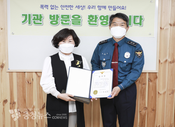 윤소식 대전경찰청장은 배순화 동대전 장애인 성폭력 상담소장에게 감사장을 전달하고 기념사진을 찍었다.