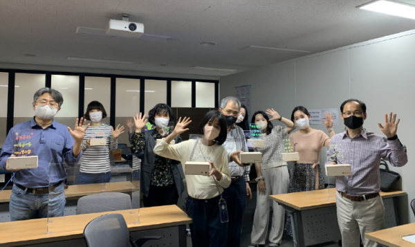 ｢어서와! 아두이노는 처음이지?｣ 강좌 종강 후 한밭대 김윤기 교수(오른쪽 첫 번째)와 수강생들이 직접 제작한 아크릴 무드등 작품을 들고 기념촬영