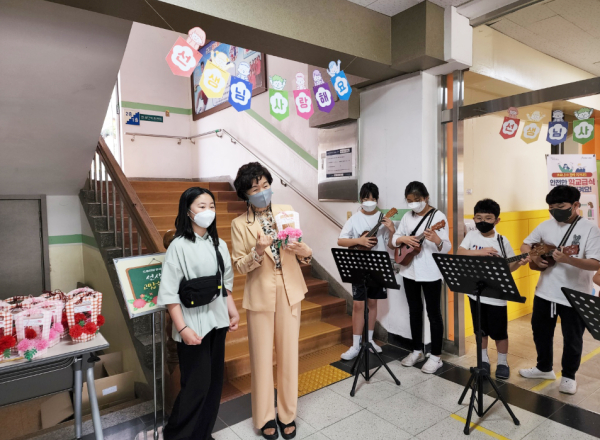 선생님께 감사한 마음을 가득 담은 우쿨렐레 공연 모습