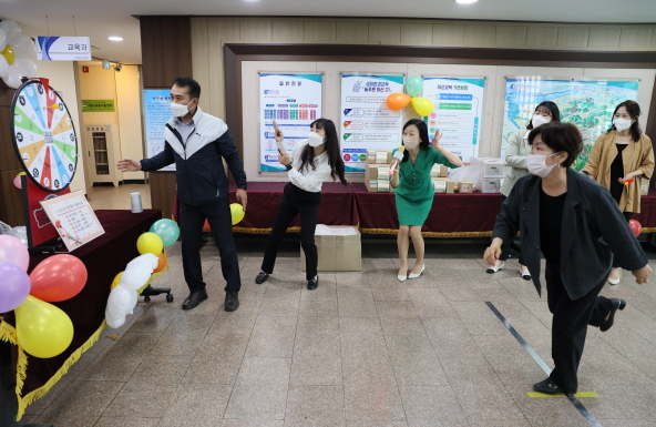 스승의 날 기념해 경품 추천 및 축하 빵과 음료 전달