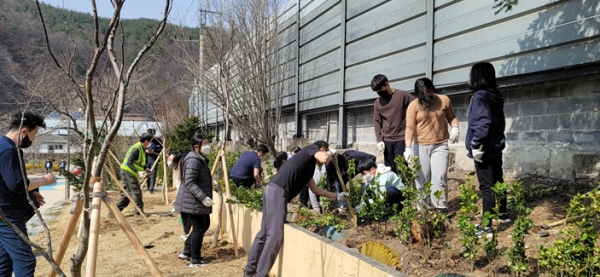 양인동 강원본부장과 직원들이 13일 철로변에 인접한 철암초등학교 환경개선 활동을 하고 있다.