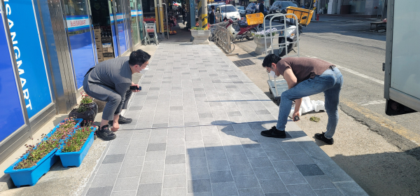 ‘문창로 보행환경 개선사업’ 완료 후 준공검사 중인 중구청 공무원