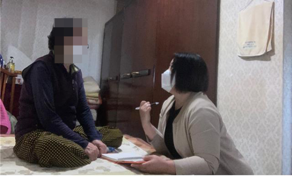 생활지원사가 어르신가정을 방문해 서비스 지원하는 모습