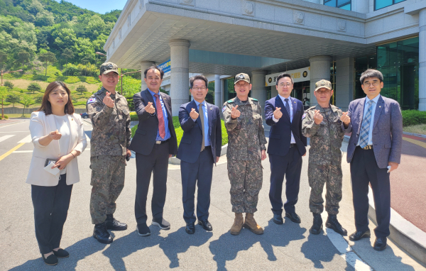 교류협력 체결 후 대학 캠퍼스에서 관계자들이 기념촬영.(왼쪽 세 번째부터 백석대 이계능 인성개발원장, 이경직 기획산학부총장, 육군 제3585부대 여단장 이승준 대령, 백석대 장성진 정책본부장)