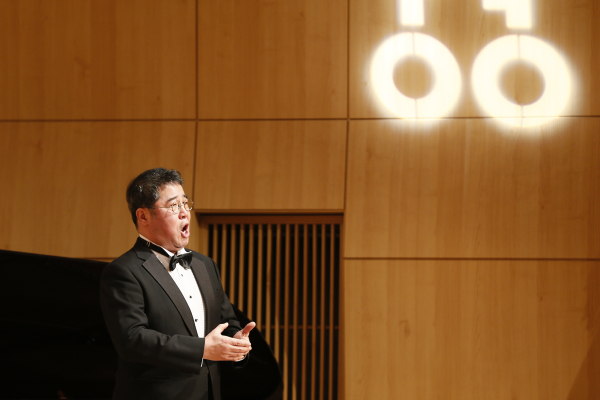 상명학원 설립 85주년 기념식에서 정의근 음악학부 교수가 공연을 하고 있다