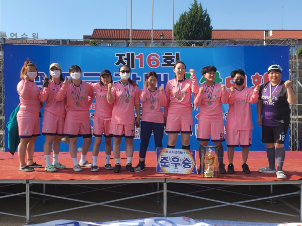 아산맑은 여성풋살팀이 대회 준우승 기념 촬영을 하고 있다