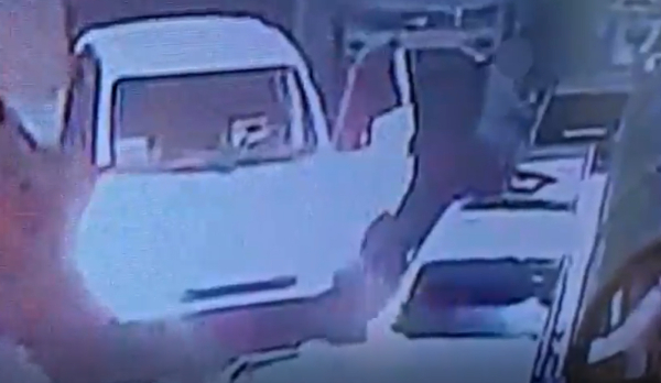 훔친 차량을 타고 주차된 차의 유리창을 파손시키는 A씨 (사진=중부서 제공)