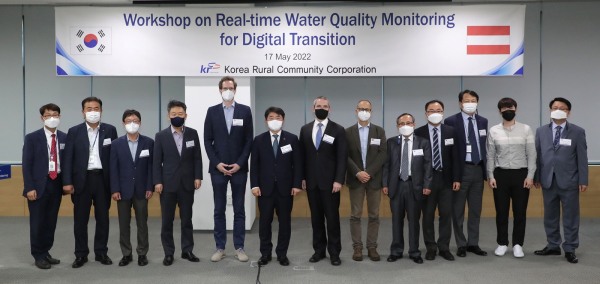 수질관리디지털전환을 위한 전문가 초청국제워크숍이 열렸다(왼쪽에서 다섯번째,크리스토프 바그너 박사,김규전 수자원관리이사,볼프강커스팅거 상무참사관,알렌산드로 모라 스캔)