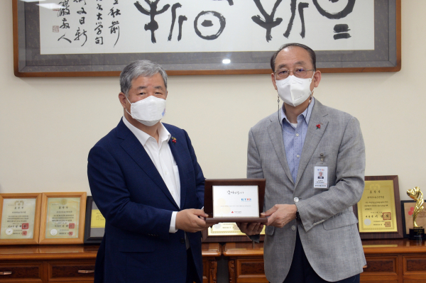 2022년도 사랑의 장학금 전달식에서 감사패를 전달하는 모습(왼쪽부터 정태희 대전사회복지공동모금회장, ETRI 김명준 원장)