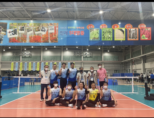 제1회 대한장애인배구협회장기 전국장애인배구대회에서 우승을 차지한 천안시청 좌식배구팀