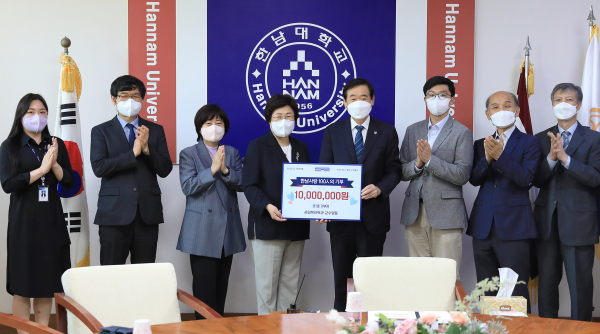 사회복지학과 교수들이 학과 창립 30주년을 맞아 제자들을 위한 장학기금 전달