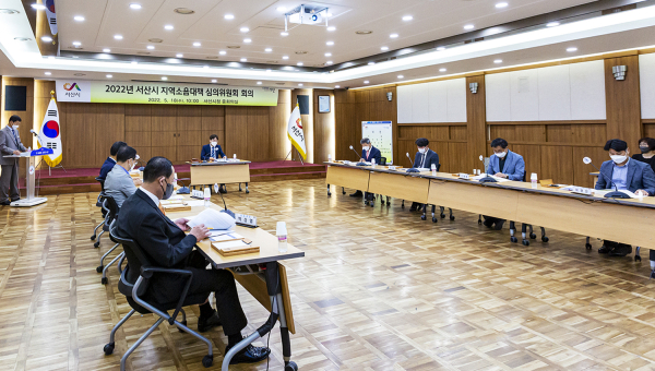 구상 소음대책심의위원장이 지난 18일 시청 중회의실에서 열린 심의위원회를 주재하는 모습