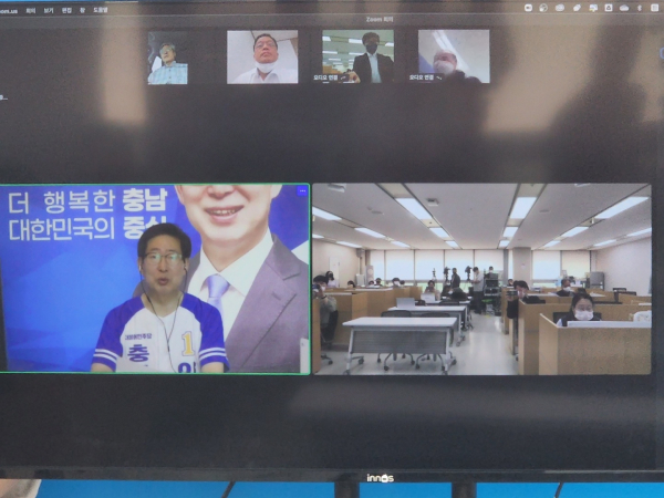 화상기자회견을 진행하는 양승조 충남도지사 후보(왼쪽)