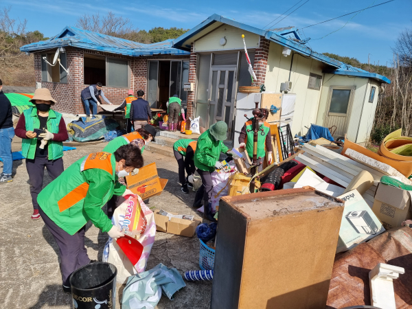 당진시자율방재단과 협력해 추진 중인 겨울철 재난 피해 예방을 위한 취약계층 지원 활동 사진