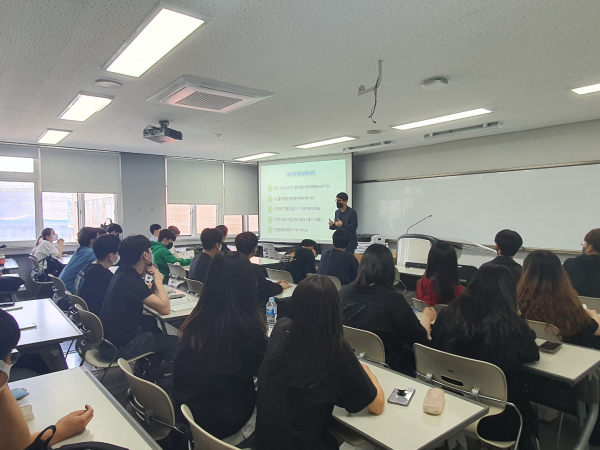 한밭대학교 정보통신공학과 학생들이 취업역량 강화를 특강을 듣고 있다.