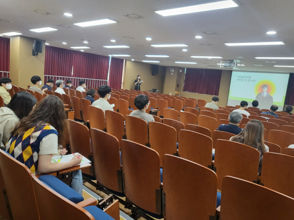 18일, 조치원중학교 교직원들이 생명지킴이 교육을 듣고 있다