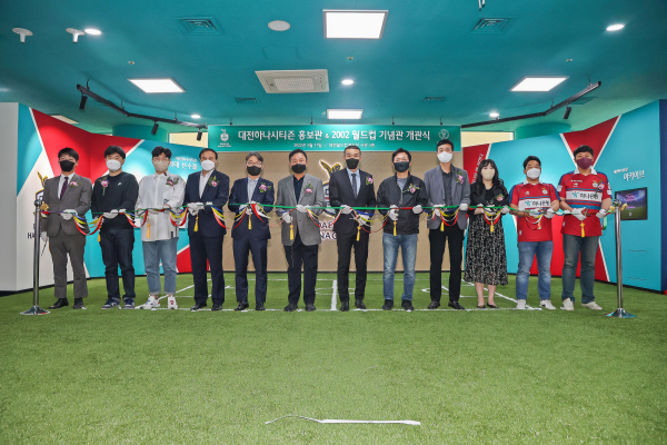 (왼쪽부터)애장품 기증자 3인,대전하나시티즌 김원택 단장,대한축구협회 김풍년실장,대전하나시티즌 허정무이사장,최은성 선수