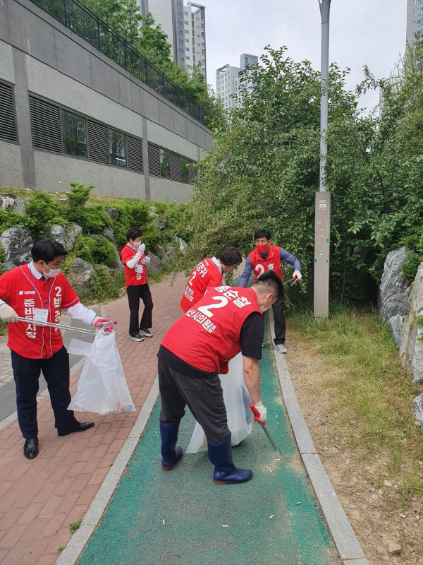 쓰레기 줍기 선거 운동 장면