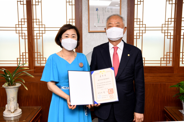 백석대 장택현 대학혁신위원장이 천안시건강가정지원센터 김장옥 센터장에게 대통령 표창을 대신 전달했다.(왼쪽부터 천안시건강가정지원센터 김장옥 센터장, 백석대학교 장택현 대학혁신위원장)