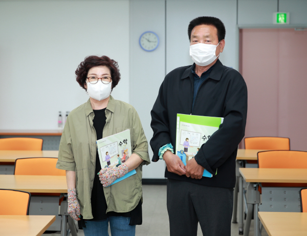 최우수작 선정자 중 김춘희·이태우 수강생(사진 왼쪽부터).