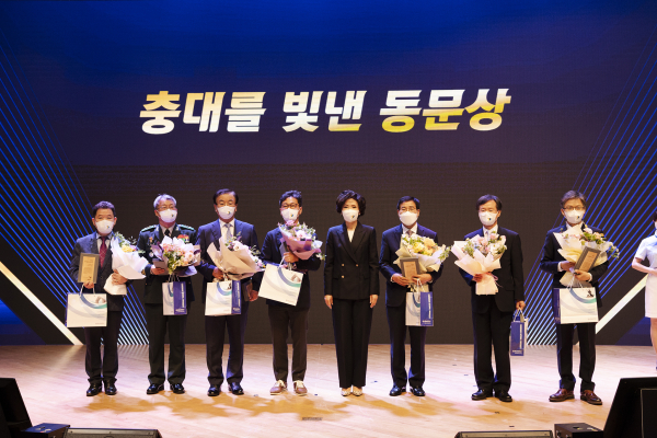 ‘제4회 충대를 빛낸 동문상’ 시상/ 좌측부터 정해준(이언구 이사장 대리참석), 권영현, 황인범, 이승찬, 이진숙 총장, 류호길, 서정만, 김경철