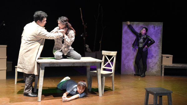 지난 23일 향설아트홀에서 공연영상학과 재학생의 연극 '필로우맨' 공연이 펼쳐지고 있다