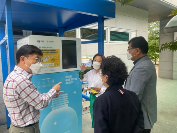 주민들에게 자원순환기 사용방법에 대한 설명과 시연 실시